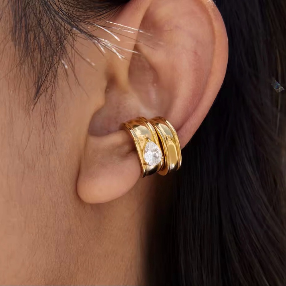 NEW 18K GOLD PLATED EAR CUFF SET “AURELIA” – GOLD + PEAR STONE